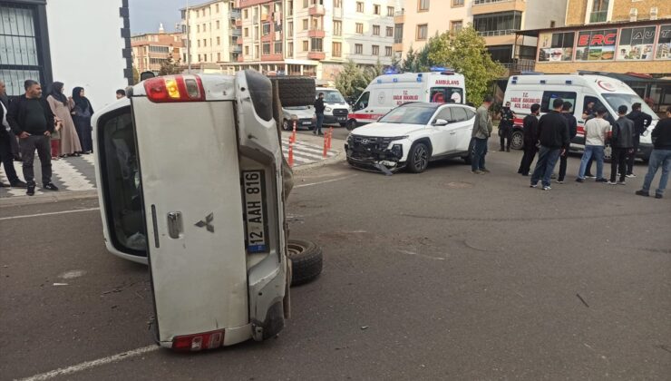 Bingöl’de pikap ve otomobilin çarpıştığı kazada 2 kişi yaralandı