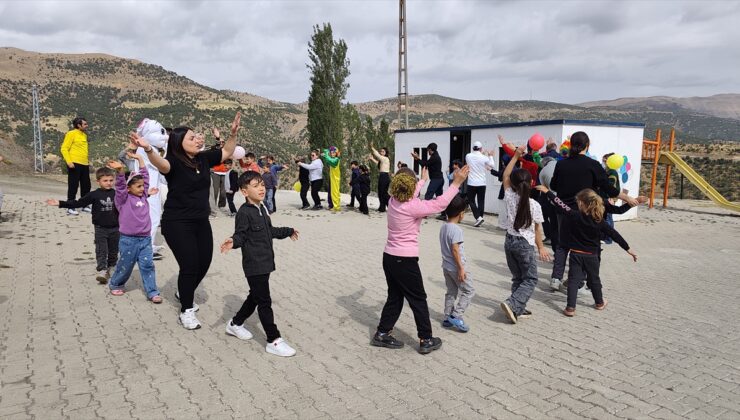 Bitlis Hizan’da gönüllüler köy okulu öğrencilerine oyuncak ve kırtasiye dağıttı