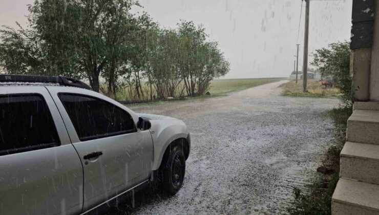 Bitlis’in Adilcevaz ilçesinde dolu yağışı cadde ve sokakları beyaza bürüdü