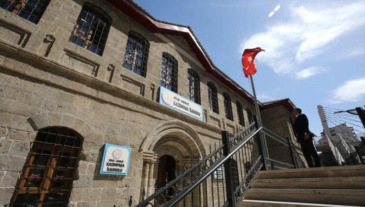 Bitlis’in ilk mektebi Kazımpaşa İlkokulu 101 yıldır aynı binada eğitim veriyor