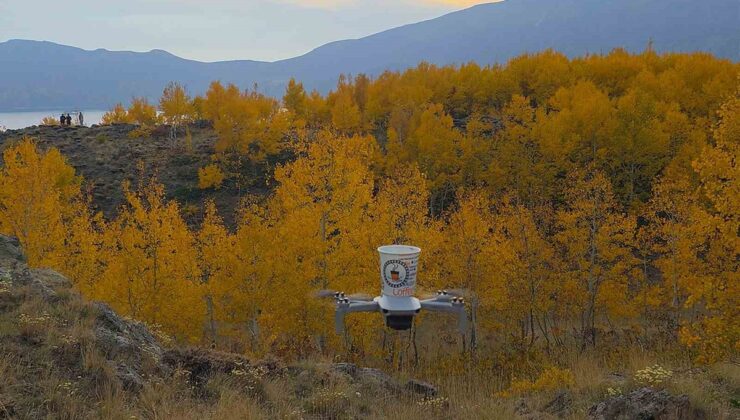 Bitlis’te Nemrut Kalderası’nda bir vatandaşa drone ile gazlı içecek ikram edildi