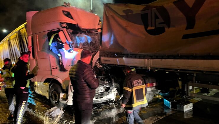 Bitlis’te refüjden karşı şeride geçen tır, başka tırla çarpıştı; 2 sürücü yaralandı.