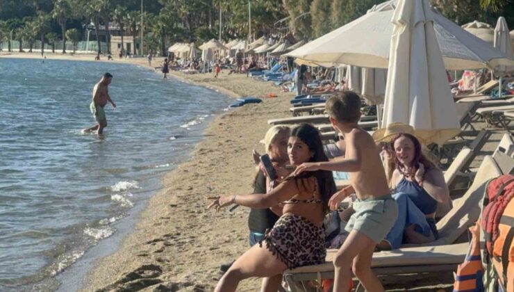 Bodrum’da hava 32 dereceyi görünce turistler sahillerde denize girdi