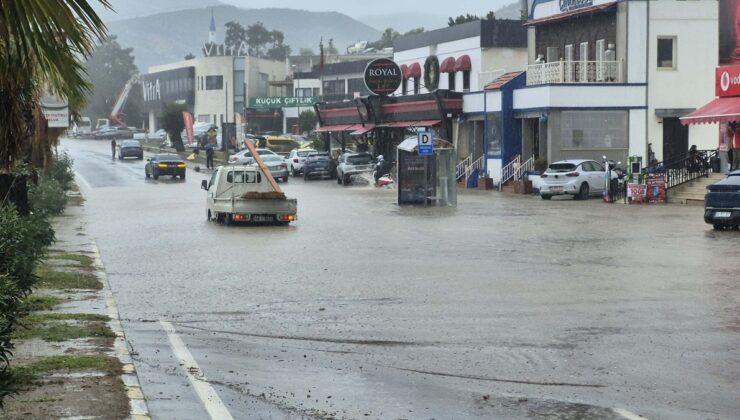 Bodrum’da sağanak Konacık’ta trafiği kilitledi, mahsur otomobili gazeteciler itti