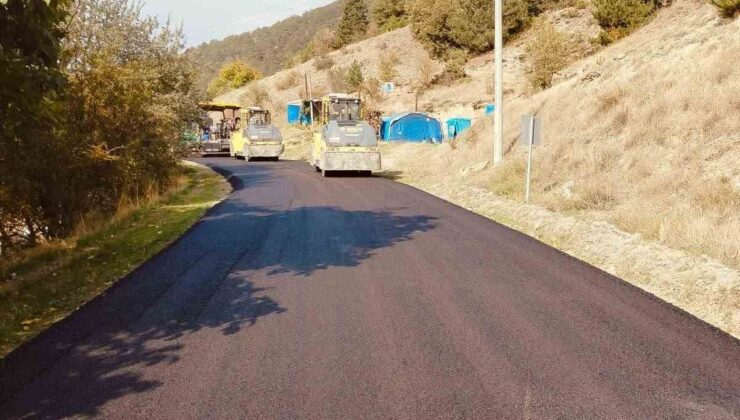 Bolu Mudurnu’da Dedeler-Cuma köy yolu 7,2 kilometre sıcak asfaltla yenileniyor