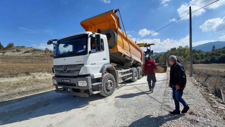 Bolu Mudurnu’da Pelitözü köyü yolunda sıcak asfalt öncesi PMT serimi başladı