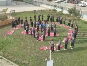 Bolu’da polis ve öğrenciler Cumhuriyet’in 103. yıl dönümünde 103 uçurtma uçurdu