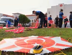 Bolu’da polisler, Cumhuriyet yıldönümünde öğrencilerle 103 uçurtma uçurdu