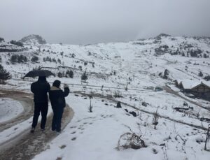 Bolu’nun yüksek kesimlerinde aralıklarla süren kar 5 santimetreye ulaştı