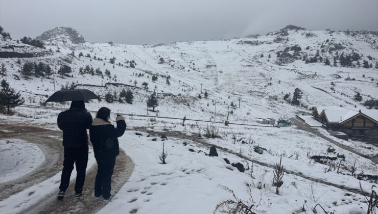 Bolu’nun yüksek kesimlerinde aralıklarla süren kar 5 santimetreye ulaştı