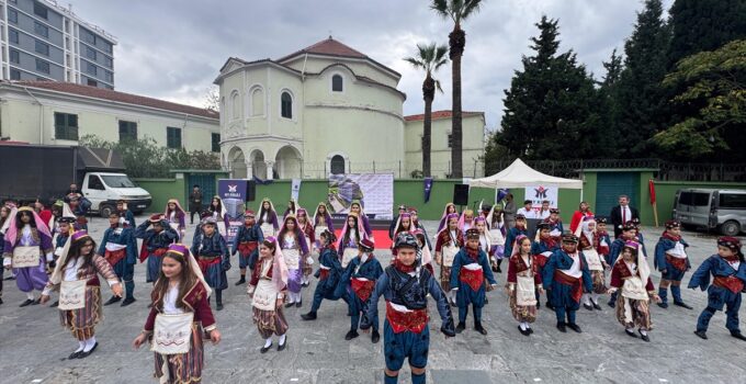 Bornova’da öğrenciler Cumhuriyet Bayramı’nda halk oyunları ve marşlarla gösteri sundu