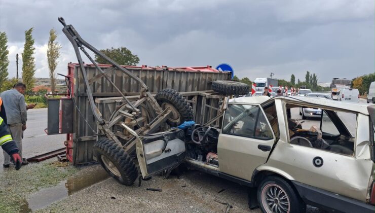 Burdur’da otomobilde sıkışan yaralı sürücüyü itfaiye erleri kurtardı