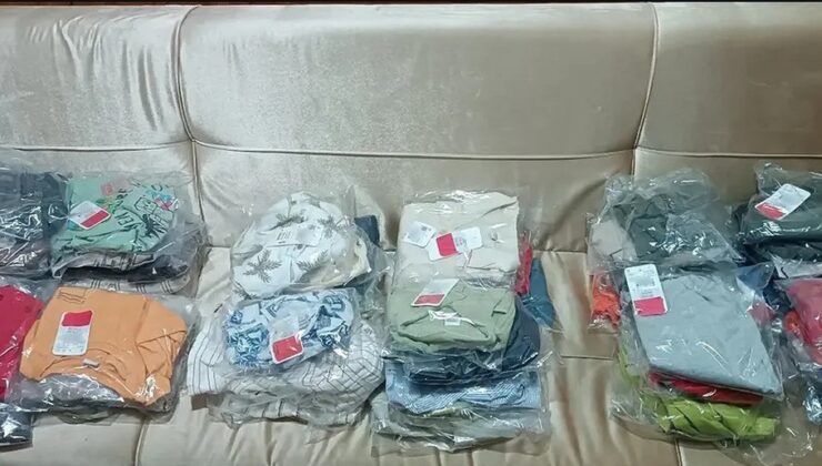 Burhaniye Pelitköy’de çocuklara 60 parça kıyafet yardımı ulaştırıldı