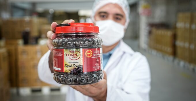Bursa Gemlik cezaevi zeytin atölyesi hükümlülere meslek öğretip çiftçiye pazar oluyor