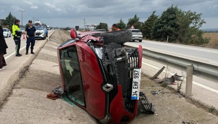 Bursa Karacabey’de Dağkadı Kavşağı’nda refüje devrilen otomobilin sürücüsü yaralandı