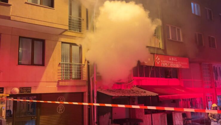 Bursa Nilüfer’de kıraathanede çıkan yangın itfaiye ekiplerince söndürüldü