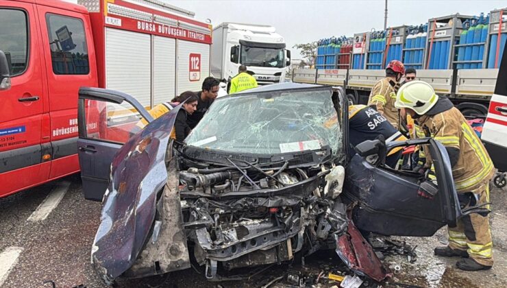 Bursa Orhangazi’de kamyonla çarpışan araçta sıkışan sürücü kurtarıldı, 2 kişi yaralandı
