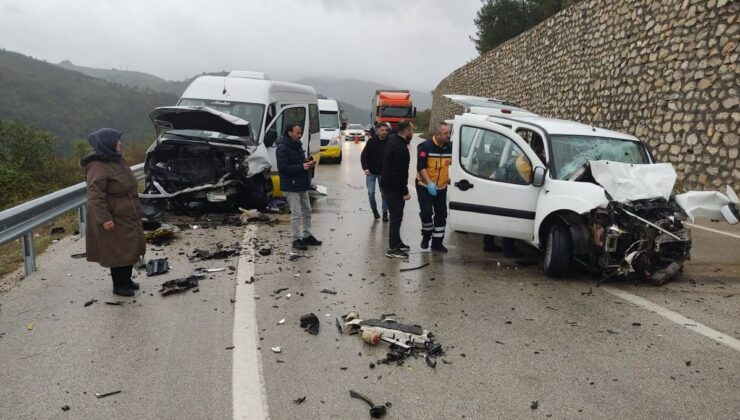 Bursa Osmangazi’de minibüsle ticari araç çarpıştı, 1 kişi öldü 10 kişi yaralandı