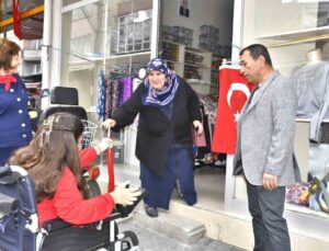 Bursa Yenişehir’de özel gereksinimli bireyler esnafa 29 Ekim’de bayrak dağıttı