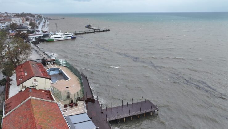 Bursa’da sağanak İznik’te dere taşkınına yol açtı, mahsur kalan 3 kişi kurtarıldı