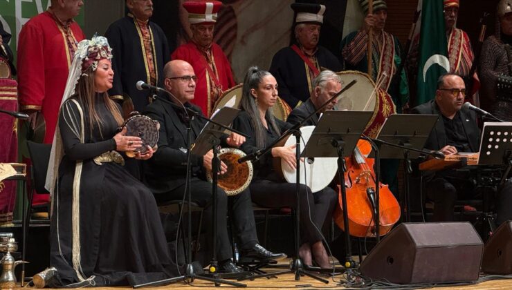 Bursa’nın fethinin 700. yıl dönümü konserine sanatseverler bilet yerine kitapla girdi