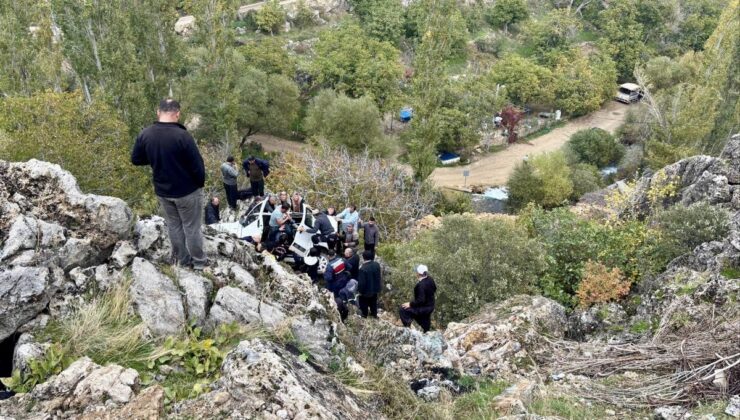 Çağlayancerit’te yoldan aşağıya düşen araçta 1 kişi yaralandı
