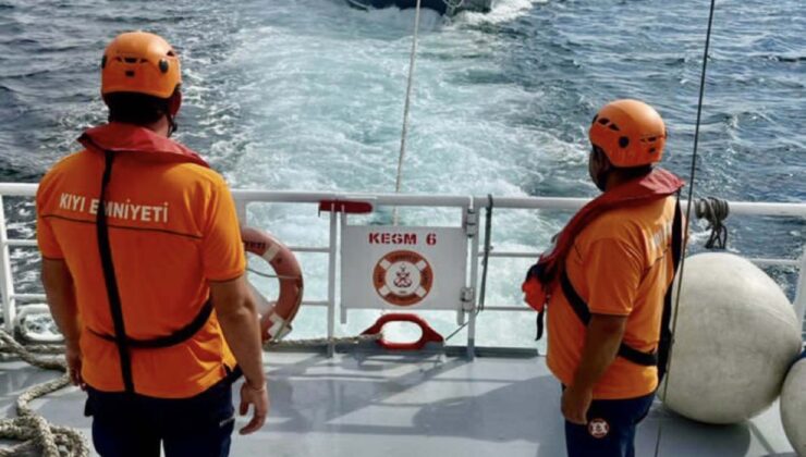 Çanakkale Boğazı’nda sürüklenen tekne, 2 kişiyle Eceabat’a yanaştırıldı