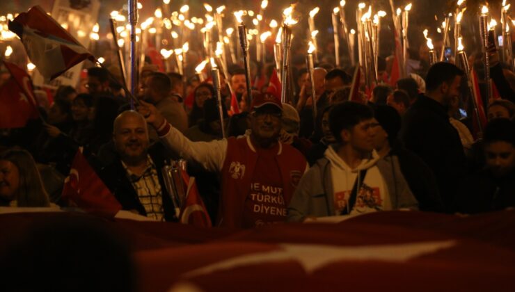Çanakkale’de Valilikçe düzenlenen 29 Ekim fener alayına binlerce kişi katıldı