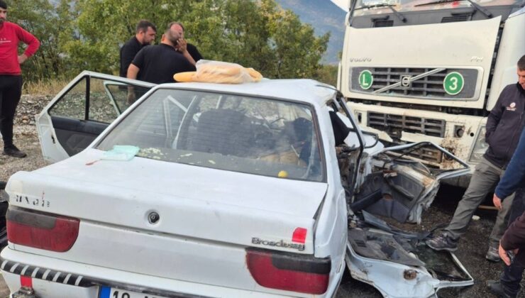 Çankırı Bayramören’de tırla çarpışan otomobildeki 3 yaralı hastaneye kaldırıldı