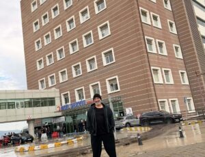 Cem Yılmaz, tedavi gördüğü ÇOMÜ Hastanesi’ne kontrole gelip fotoğraf paylaştı