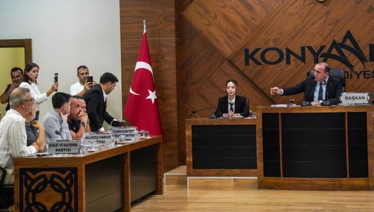 CHP’den istifa eden Konyaaltı Belediye Başkanı Kotan’ın meclisinde arbede! Toplantı yarıda kaldı