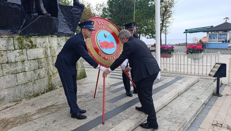 Çınarcık’ta Kaymakam ve Belediye Başkanı Cumhuriyet’in 103. yılında çelenk sundular