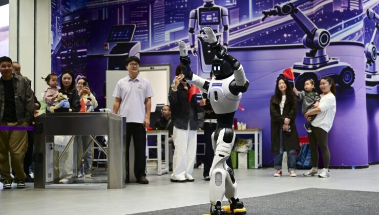 Çin’de Ulusal Gün tatilinde yapay zeka robotları turistlerin ilgisini çekti