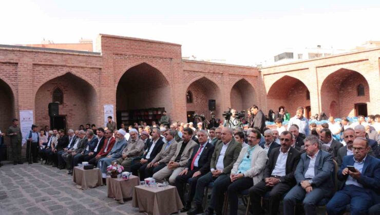 Cizre’de Melaye Ciziri için Kırmızı Medrese’de anma programı ve panel düzenlendi
