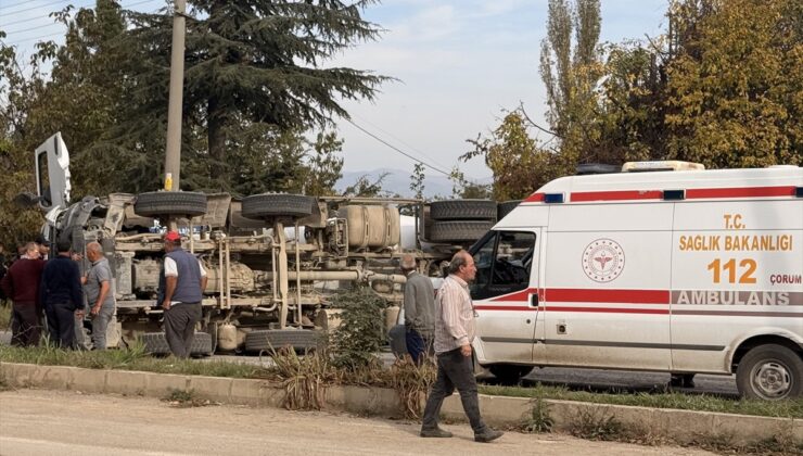 Çorum Laçin’de beton mikseriyle çarpışan otomobil kazasında 3 kişi yaralandı