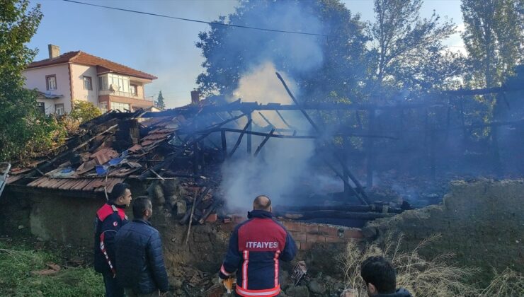 Çorum’da yanan samanlık kullanılamaz hale geldi