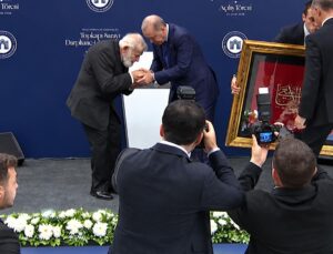 Cumhurbaşkanı Erdoğan’dan elini öpmek isteyen Prof. Dr. Sadettin Ökten ‘e saygı dolu karşılık
