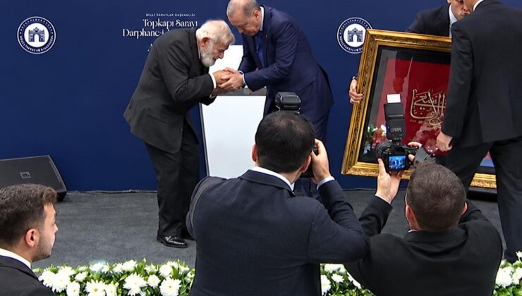 Cumhurbaşkanı Erdoğan’dan elini öpmek isteyen Prof. Dr. Sadettin Ökten ‘e saygı dolu karşılık