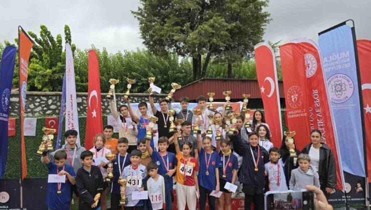 Cumhuriyet Koşusu’nda dereceye girenlere kupa ve madalyaları protokol takdim etti