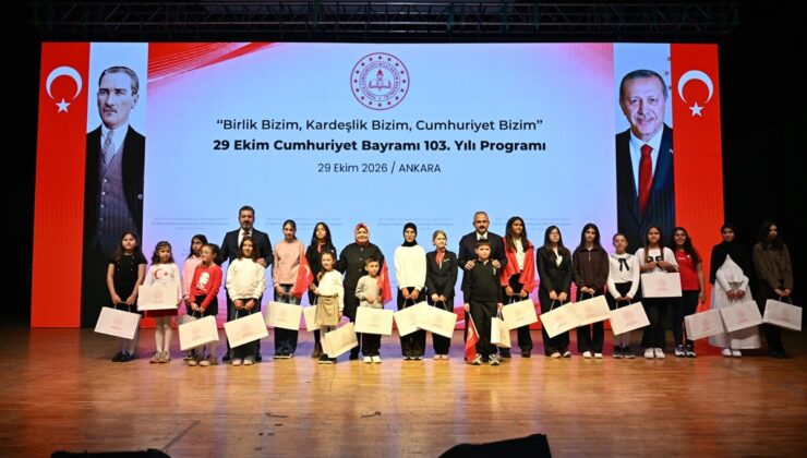 Cumhuriyet’in 103. yılı yarışmasında dereceye giren öğrenciler ödüllerini aldı