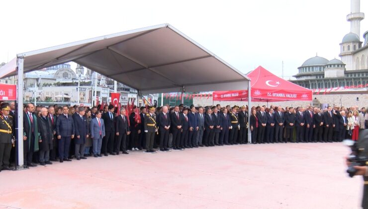 Cumhuriyet’in 103’üncü yılı için Taksim’de çelenk töreni yapıldı