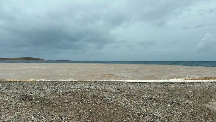 Datça’da sağanak sonrası denizin rengi kahverengiye döndü