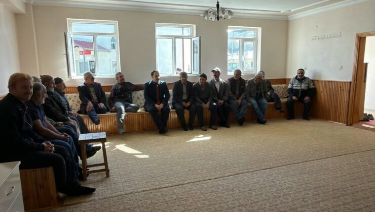 Demirözü Kaymakamı Ahat, Otlukbeli ve Elmalı köylerinde vatandaşları dinledi