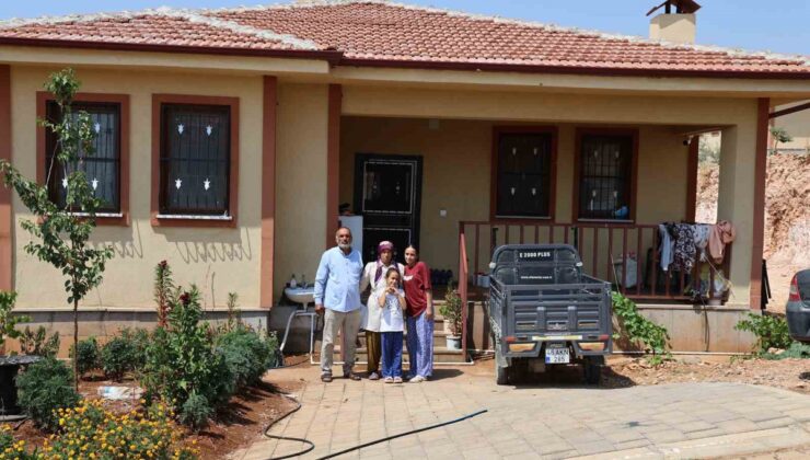 Depremzede Orhan Akkurt, Dulkadiroğlu’ndaki 34 köy evinden birine yerleşti