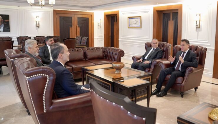 DEVA lideri Babacan, Yeniden Refah Partisi lideri Erbakan’ı ziyaret etti.
