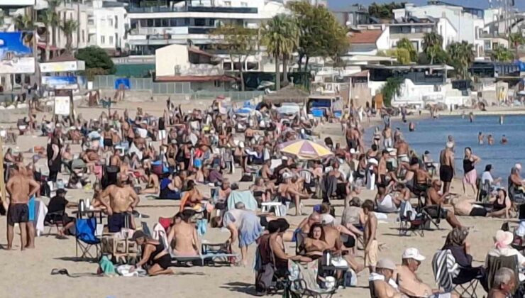 Didim’de ekim sonunda 25 derece dolayında Altınkum Plajı’nda denize giriliyor