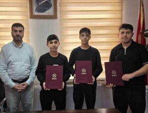 Diyarbakır Çermik’te Kur’an kursunda hafızlığı tamamlayan 3 öğrenciye belge verildi