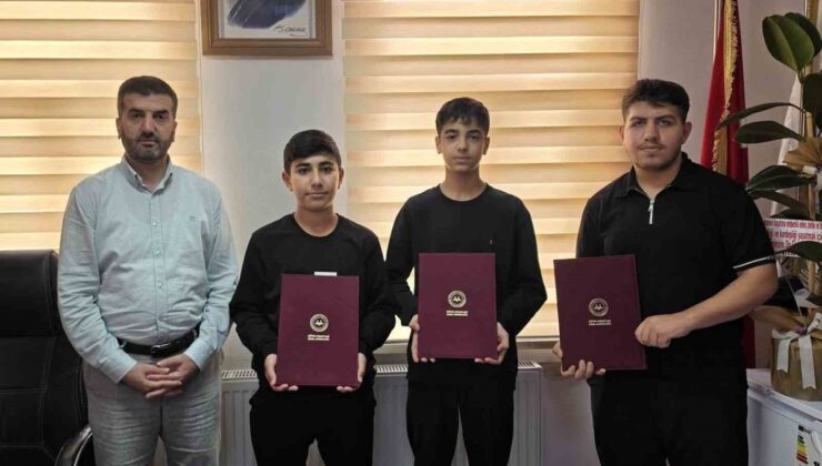 Diyarbakır Çermik’te Kur’an kursunda hafızlığı tamamlayan 3 öğrenciye belge verildi