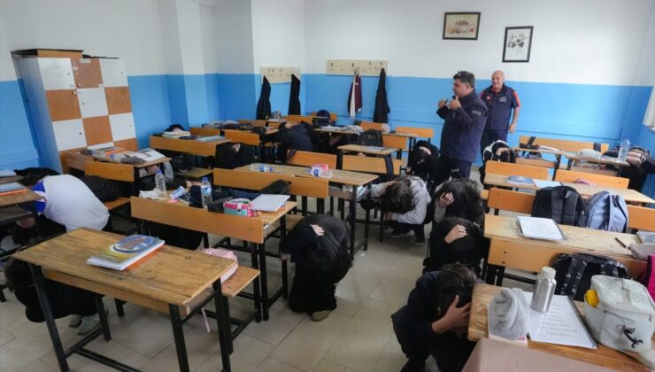 Diyarbakır Yenişehir’de lise öğrencilerine afet eğitimi ve tahliye tatbikatı yapıldı