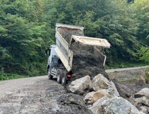 Düzce Kaynaşlı’da ikinci heyelan bölgesinde İl Özel İdaresi taş tahkimatı yaptı